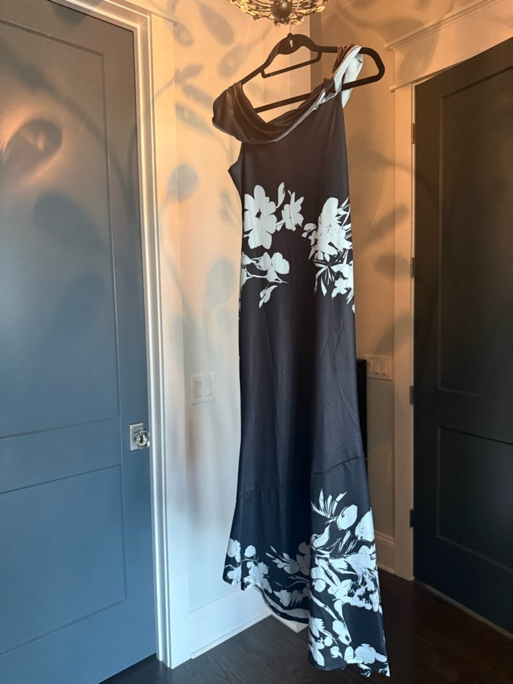 B and W Maxi cowl neck trumpet hem Dress. Small